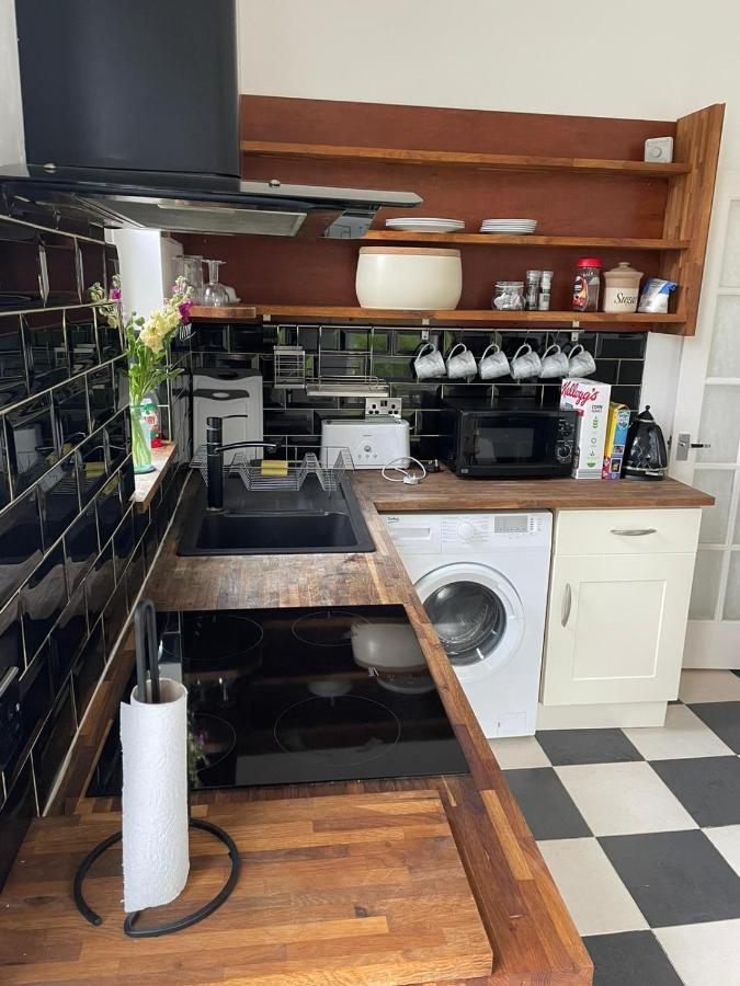 Lovely 2 Bedroom Flat Wifi Close To The Beach 본머스 외부 사진